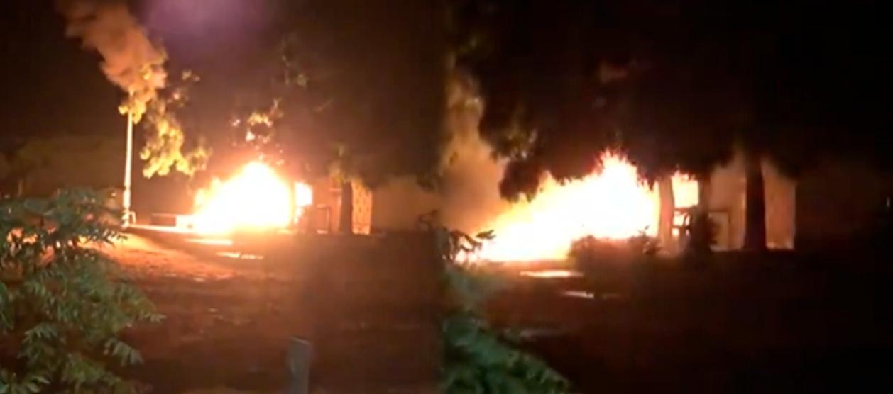 Estación de Policía fue incinerada por la comunidad en Nazareth, La Guajira.