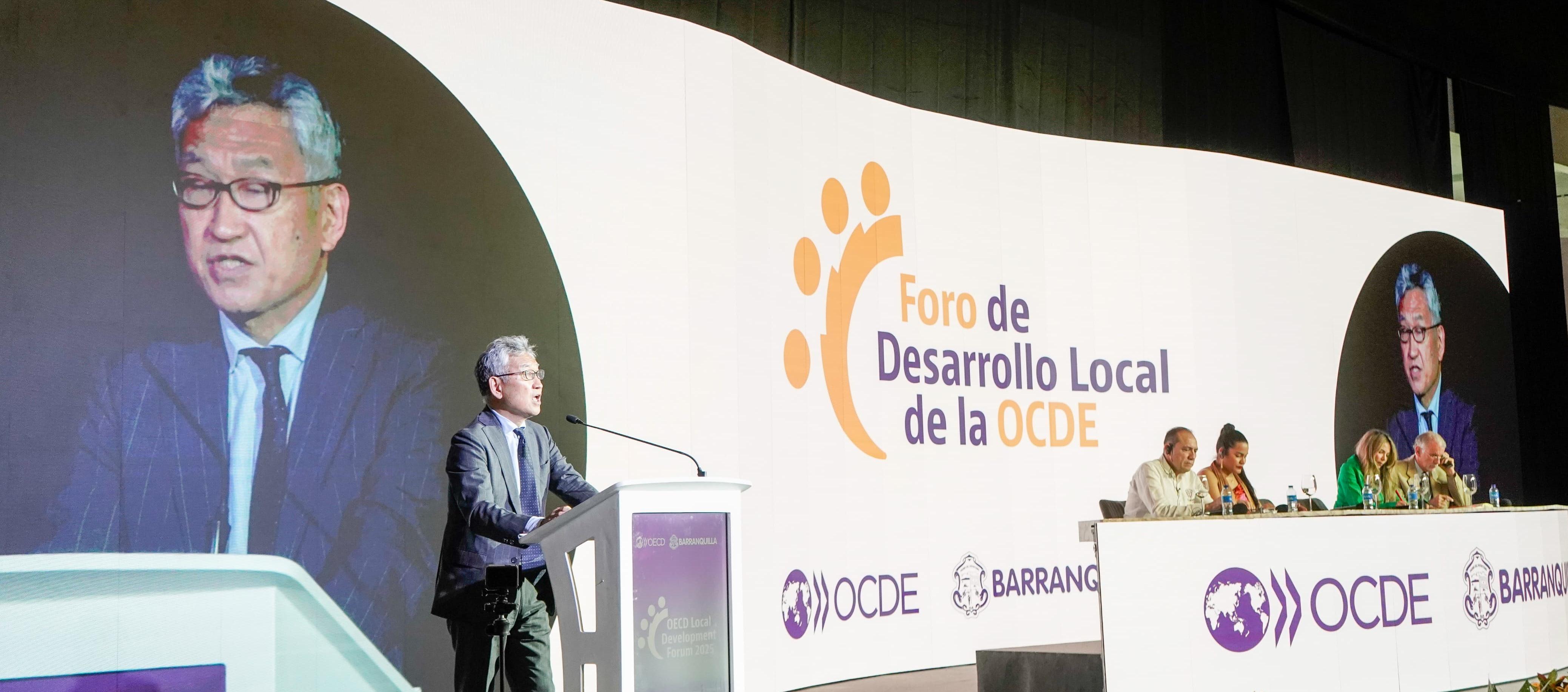  Secretario adjunto de la OCDE, Yoshiki Takeuchi.