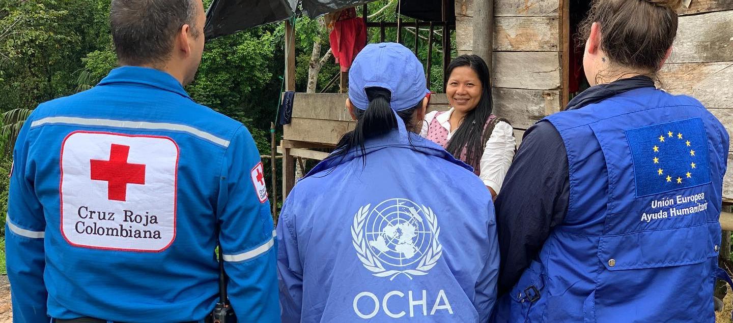 Personal de Oficina de Naciones Unidas con la Cruz Roja y Unión Europea.