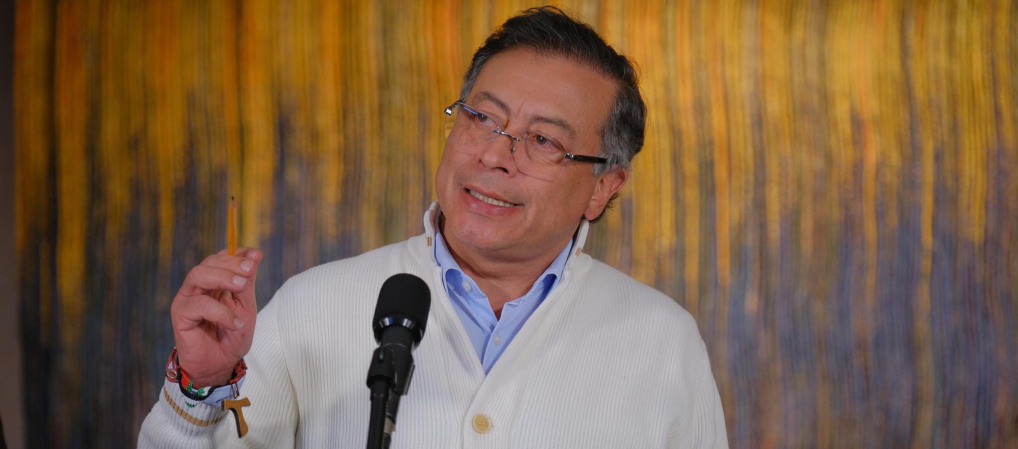 Gustavo Petro para ese entonces era senador de la República. 