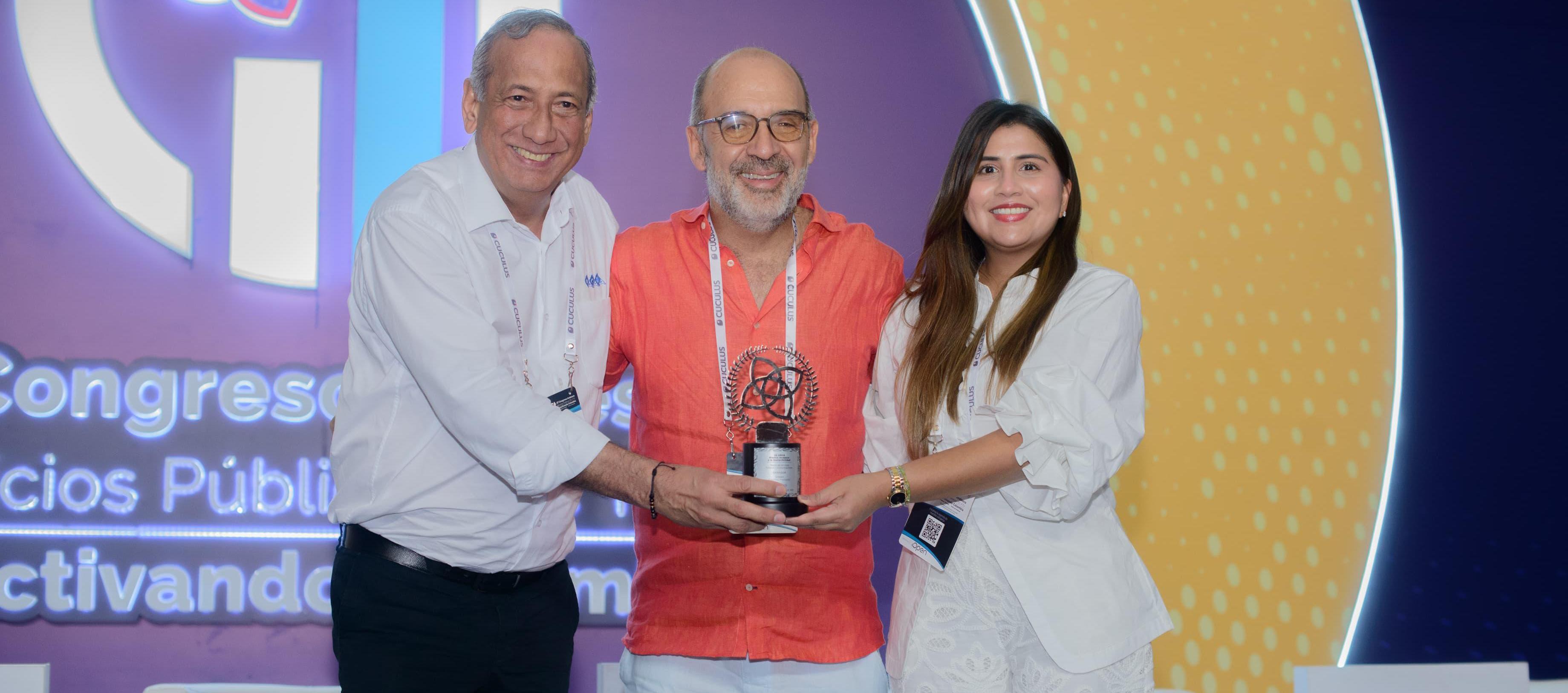 Ramón Hemer, gerente general de Triple A; Camilo Sánchez, presidente de Andesco; y Laura Aljure, gerente de asuntos legales de la empresa de servicios.