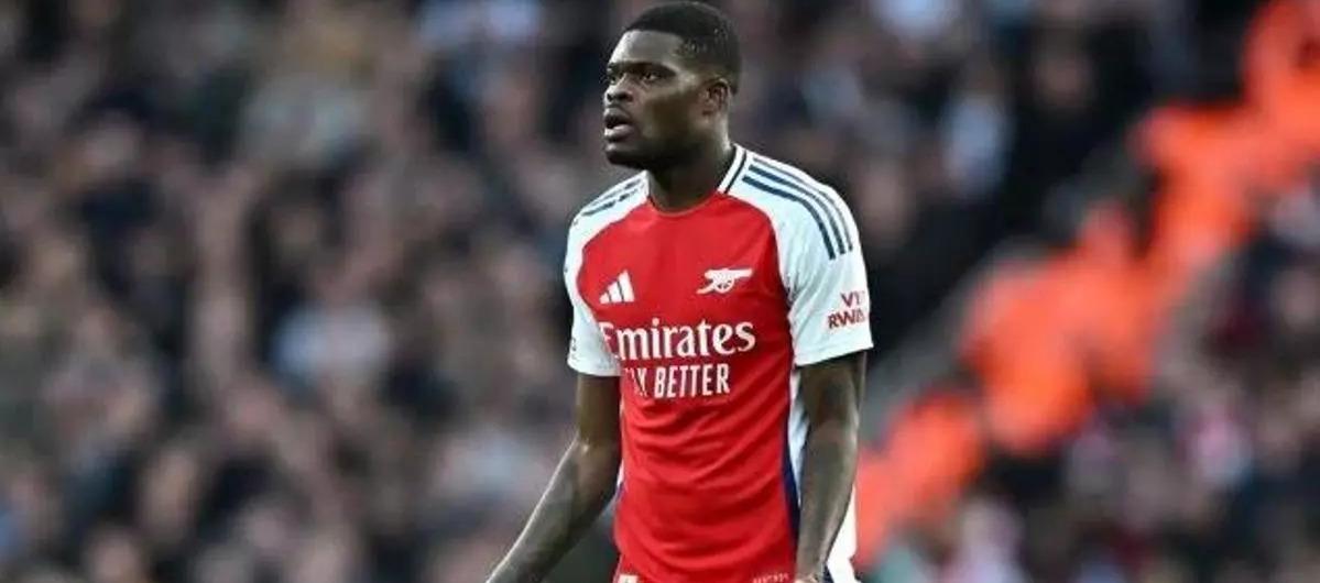 Thomas Partey jugando para el Arsenal de Inglaterra.