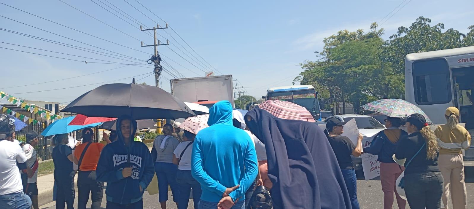 La comunidad bloqueó la calle 30 frente a la sala de venta de Constructora Bolívar, en Soledad. 