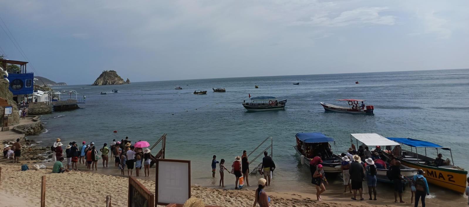 Visitantes durante el abordaje de embarcaciones en Playa Blanca. 