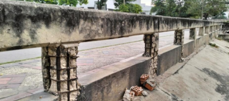 Barandas en mal estado, refuerzo expuesto y mucha humedad en el puente sobre el arroyo del Country con carrera 59.