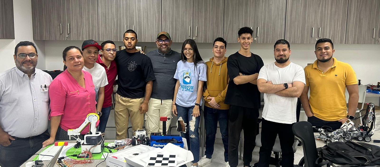 Marvin Molina Cárdenas, docente del programa de Ingeniería de Sistemas, liderando el proyecto ‘Reconocimiento facial de emociones para identificar síntomas de salud mental’, junto al equipo de trabajo. 