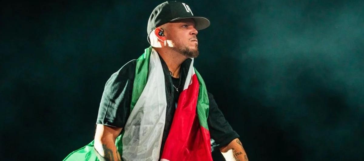 El artista con una bandera Palestina durante un concierto. 