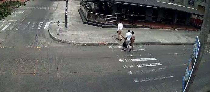 Delincuentes abordando a la víctima. 