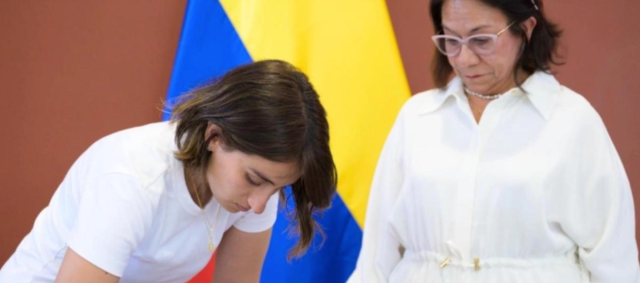 La saliente canciller Laura Sarabia y con nueva ministra (e) Rosa Villavicencio. 