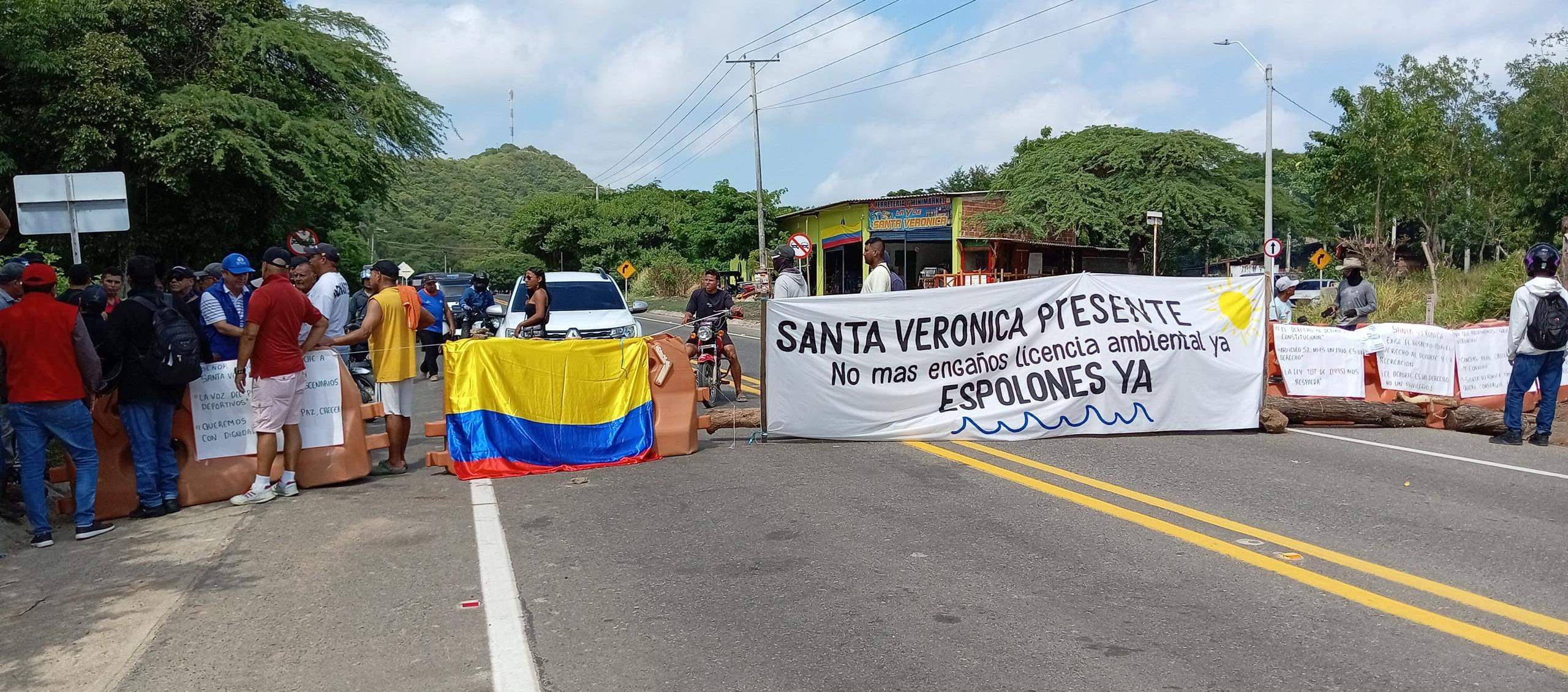 Habitantes bloqueando la Vía al Mar. 