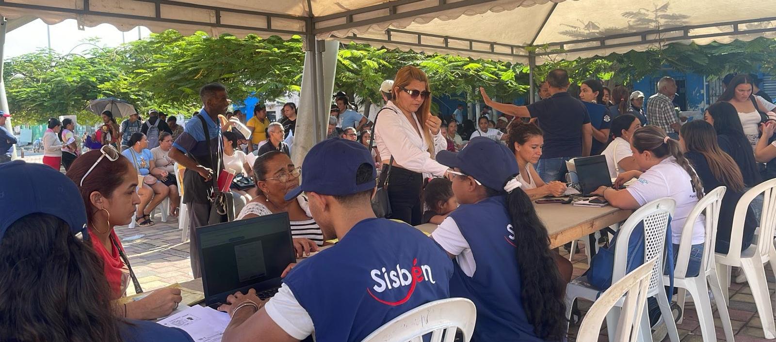 Funcionarios del Sisbén durante atención ciudadana. 