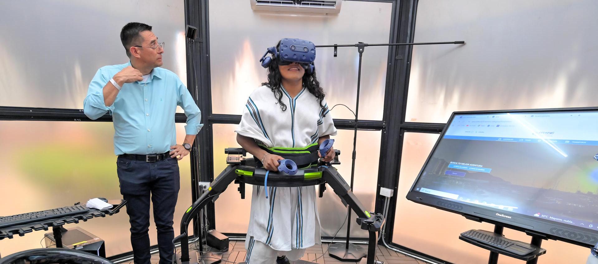 Indígena Arhuaco haciendo uso de los recursos tecnológicos del Centro de Experiencias Turísticas Inmersivas en Santa Marta.