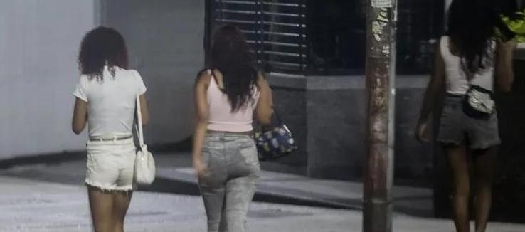 Las formas más comunes de captación incluyen el uso de redes sociales, promesas de modelaje o falsas ofertas laborales en el extranjero.