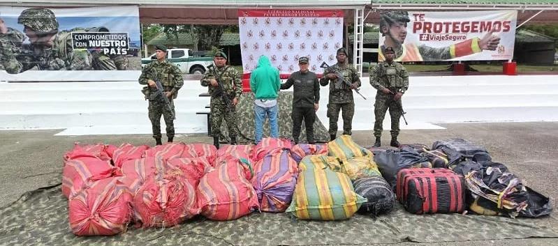 Autoridades junto a la media tonelada de marihuana incautada.