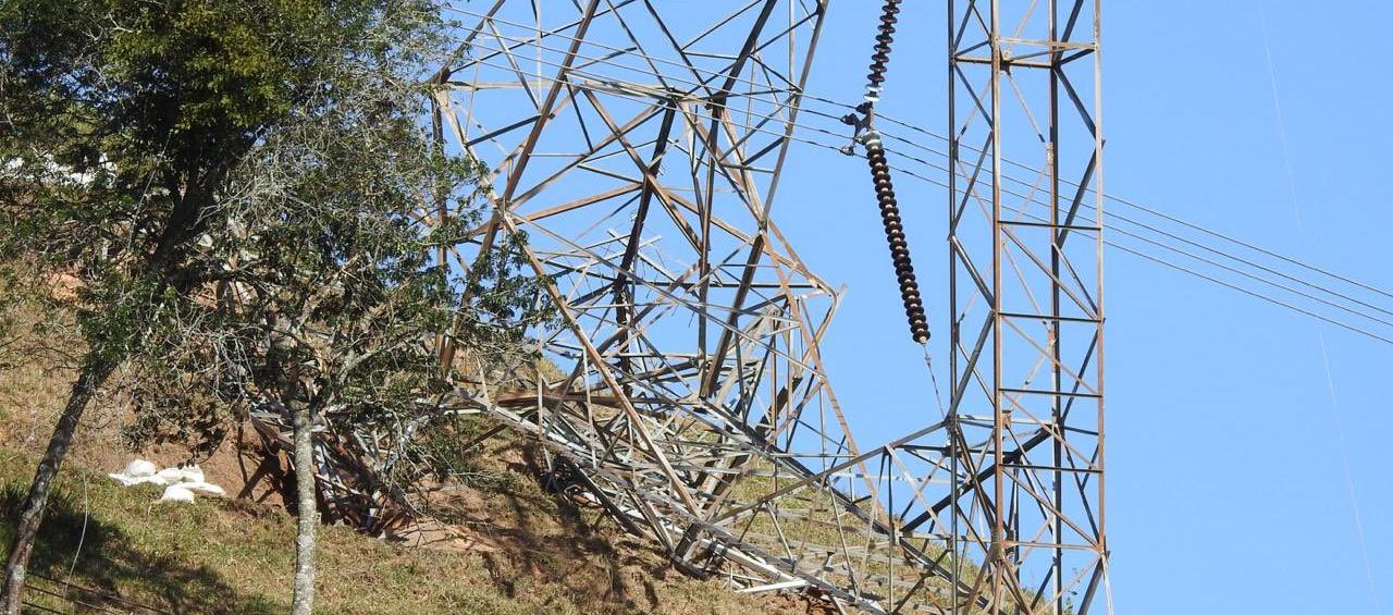 La torre de energía afectada por el explosivo. 