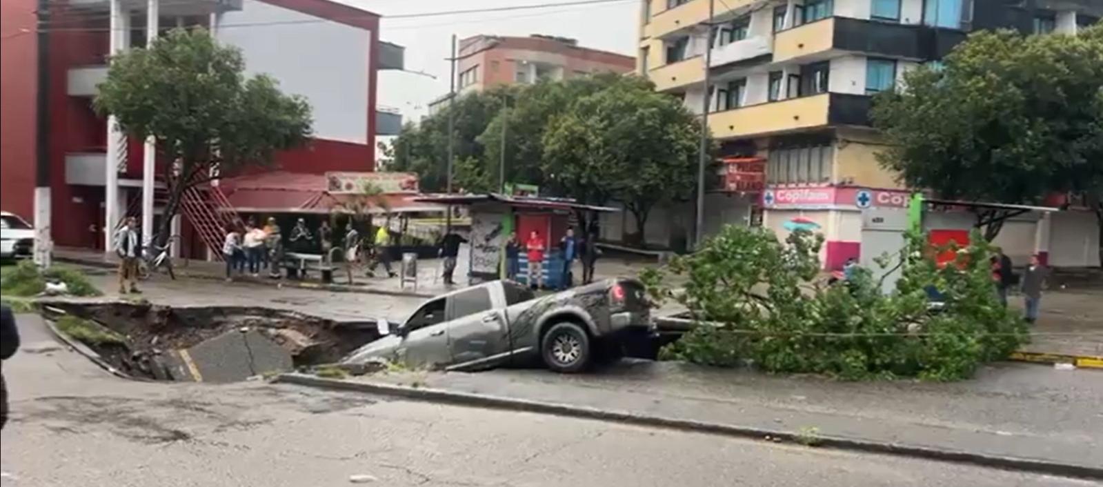 Calle en el sector de Villa Julia colapsó, provocando el accidente de una camioneta.