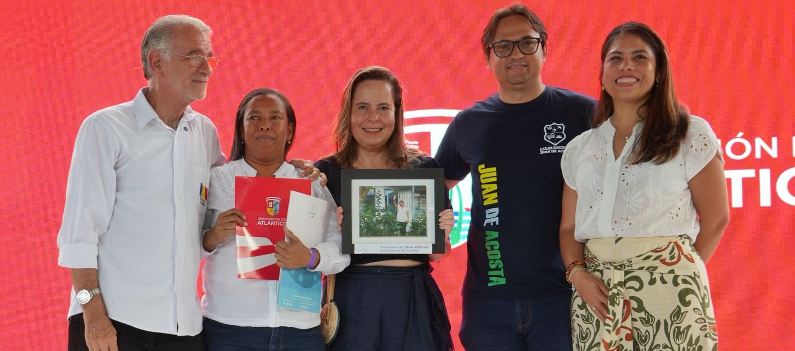 La Ministra de Vivienda, Helga Rivas, junto al Gobernador del Atlántico, Eduardo Verano, con el programa Mejoramiento de Vivienda.