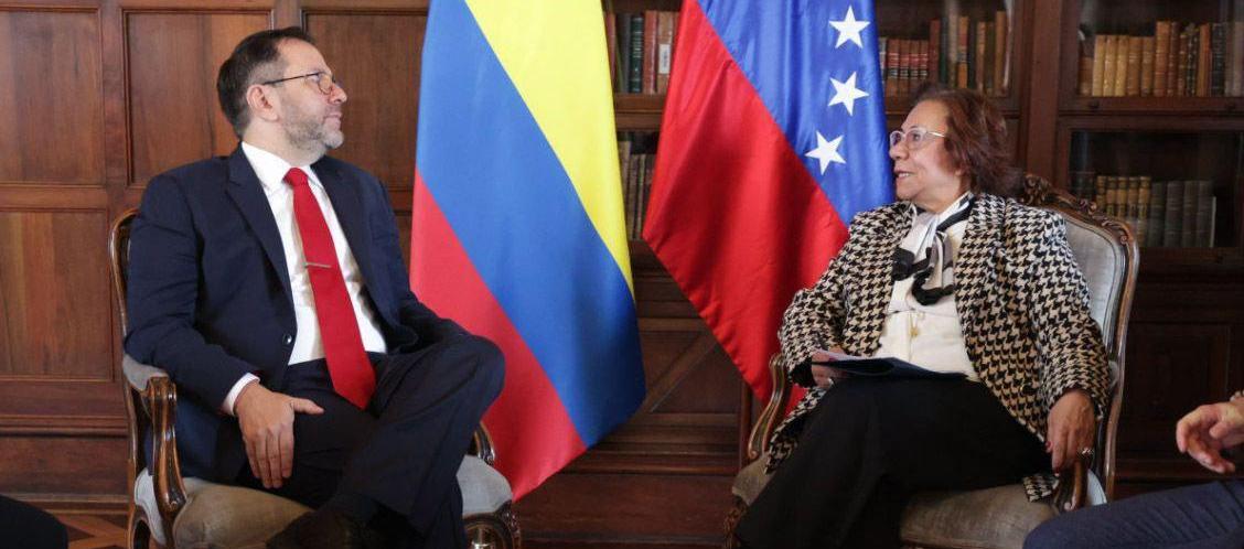 El canciller de Venezuela, Yván Gil, y su homóloga colombiana encargada, Rosa Yolanda Villavicencio.