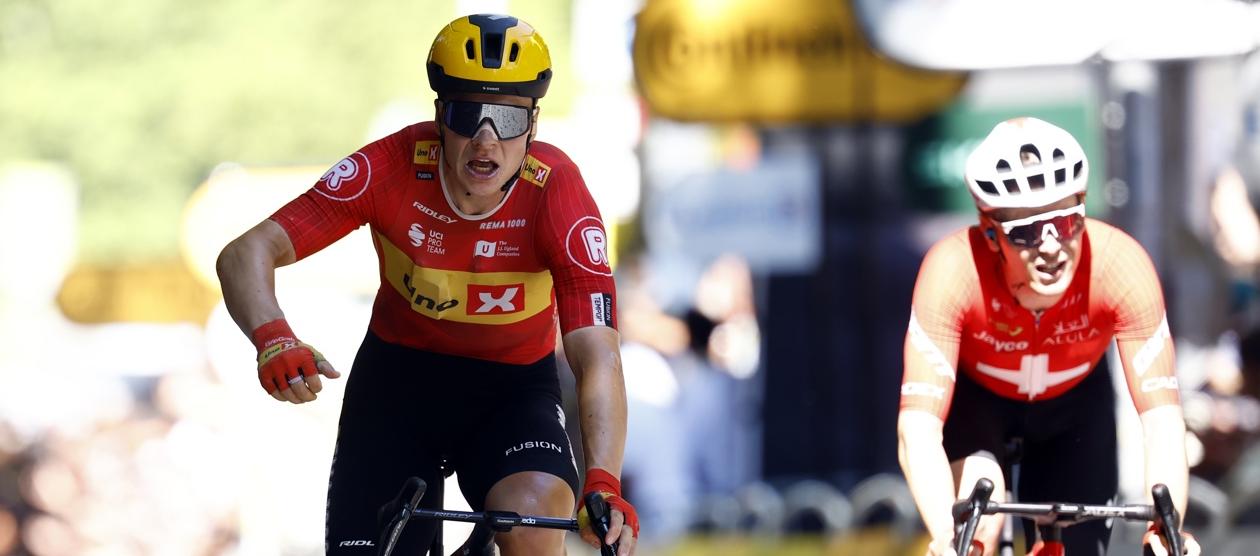 Jonas Abrahamsen (derecha) tras suoerar en el esprint a Mauro Schmid.