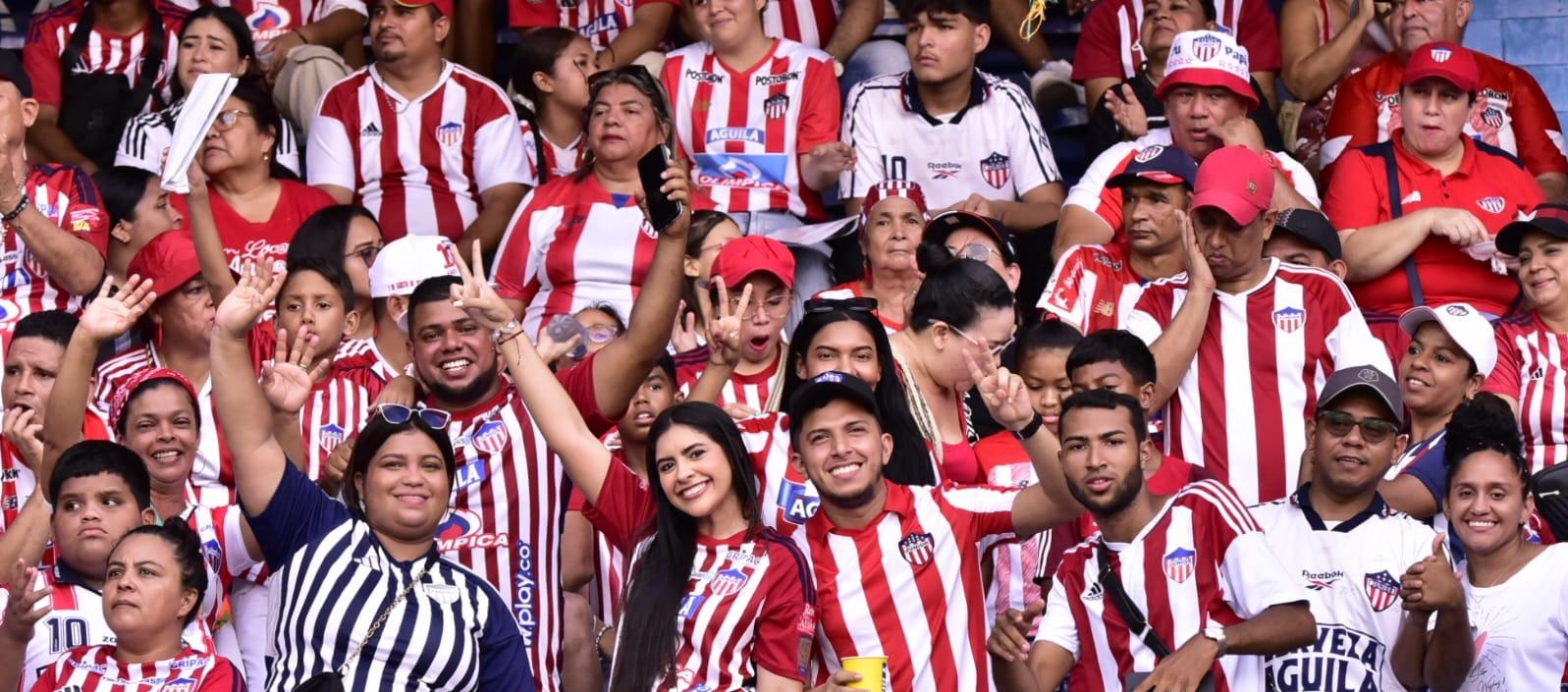 Aficionados junioristas en el estadio Metropolitano