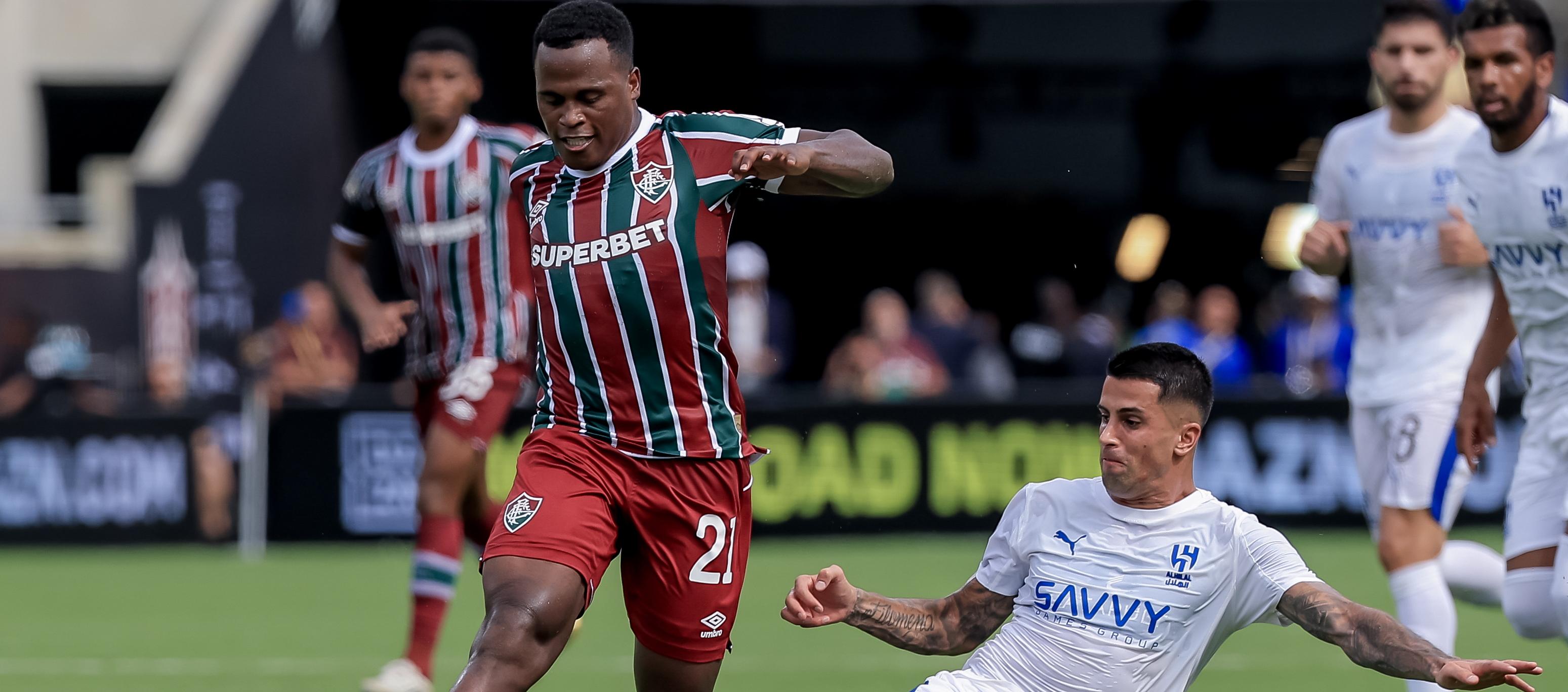 El colombiano Jhon Arias disputa el balón con Joao Cancelo, del Al Hilal. 