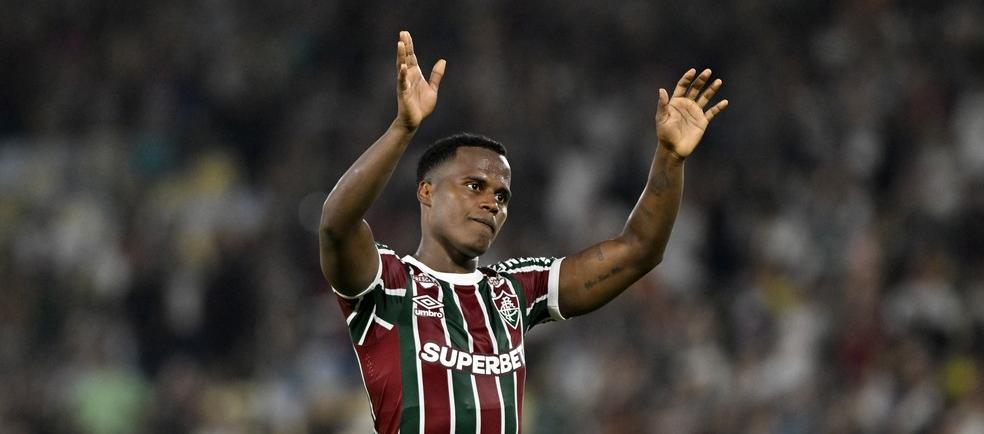 Jhon Arias despidiéndose la afición del Fluminense. 