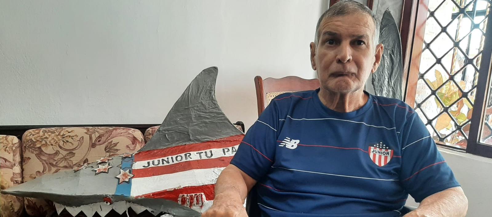 Óscar Borrás con una réplica de su legendario tiburón.