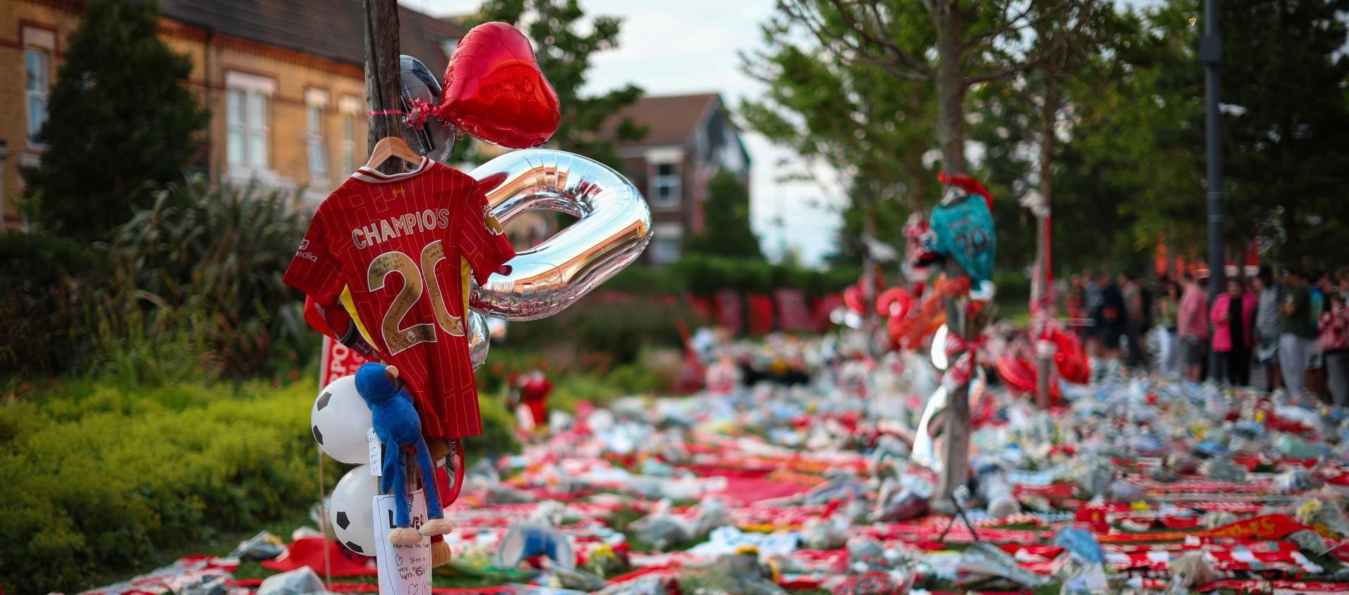 Homenajes a Diogo Jota a las afueras del estadio Anfield.