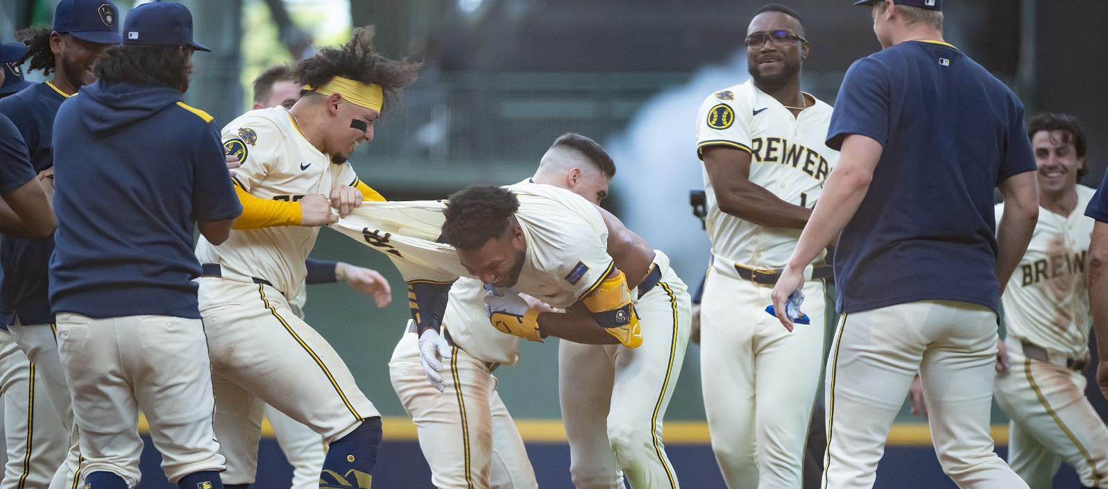 El venezolano Jackson Chourio es felicitado por sus compañeros tras dar el hit que le dio el triunfo a los Cerveceros.