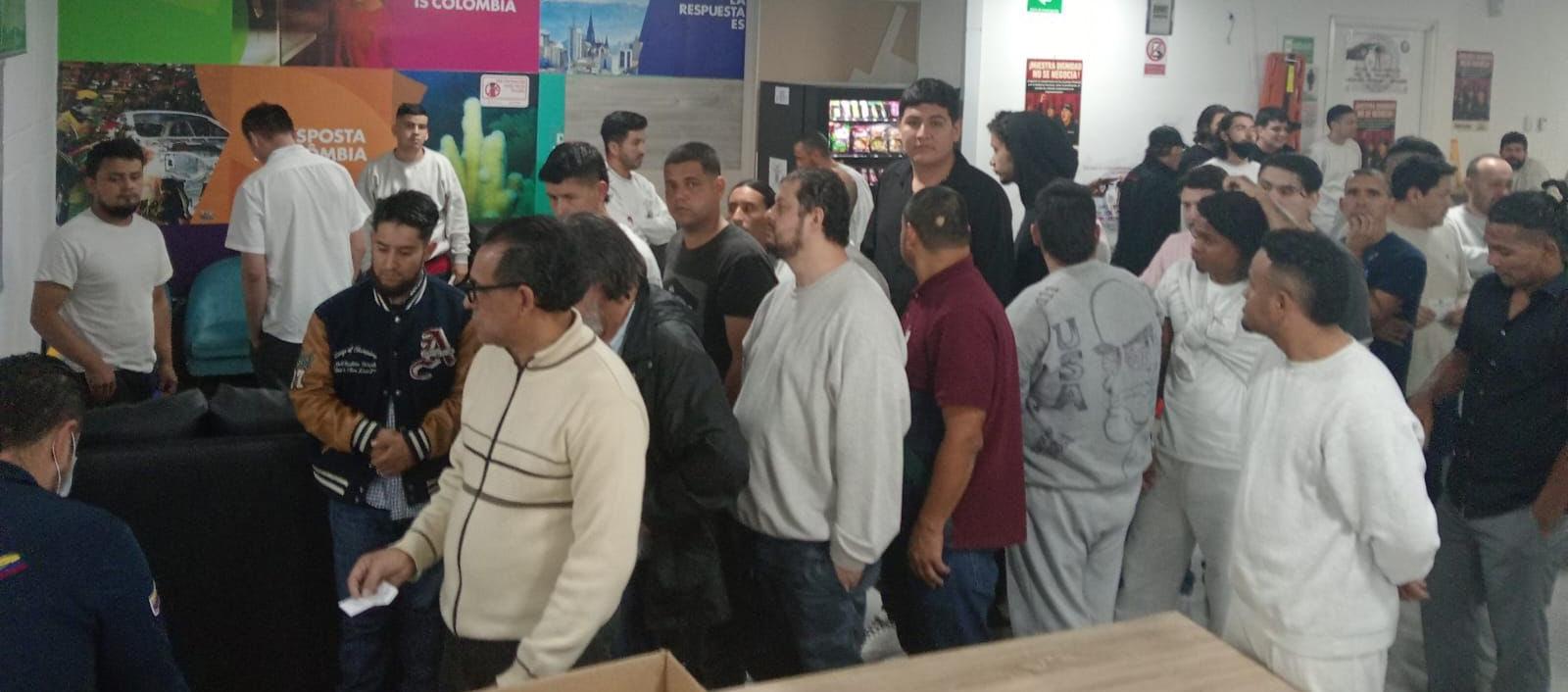 Colombianos durante su retorno al país. 