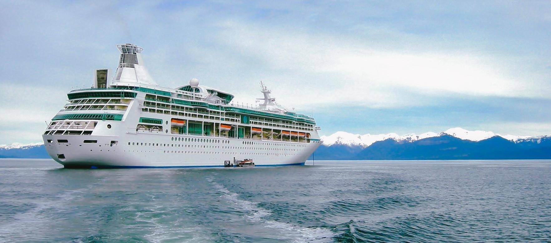 Está dirigida a colombianos mayores de edad con nivel conversacional de inglés.