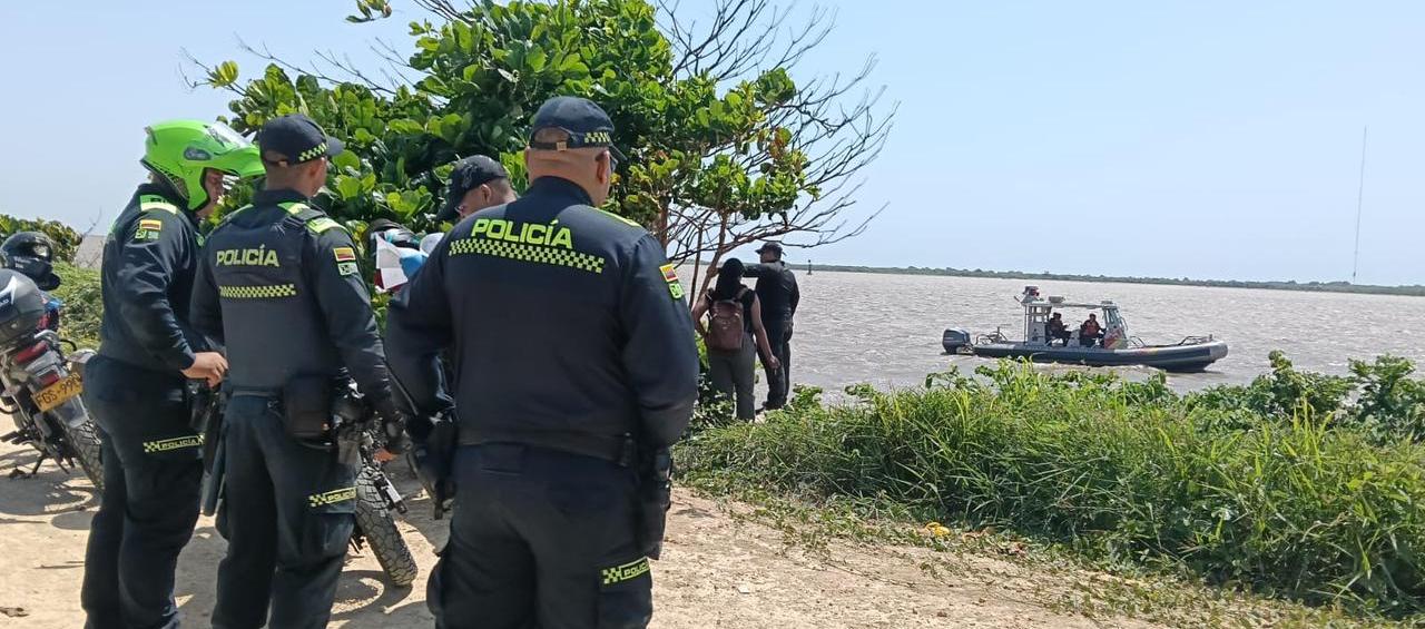 Policía y funcionarios de criminalística llegaron al lugar de los hechos.