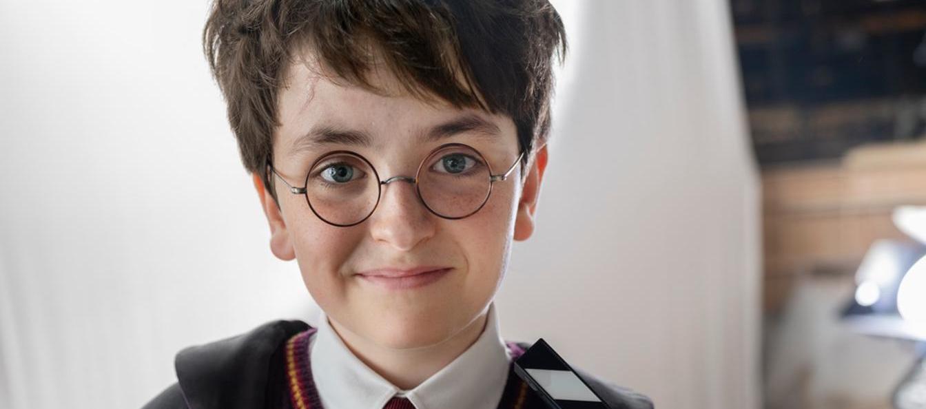 Dominic McLaughlin protagonizando a Harry Potter.