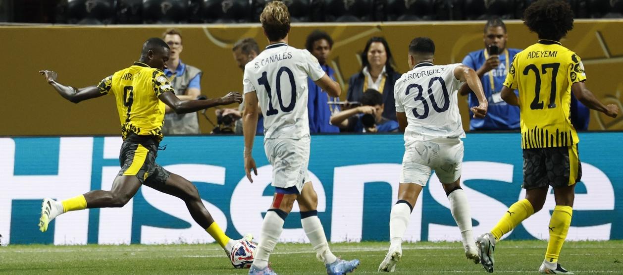 Serhou Guirassy anota uno de los goles del Borussia Dortmund. 