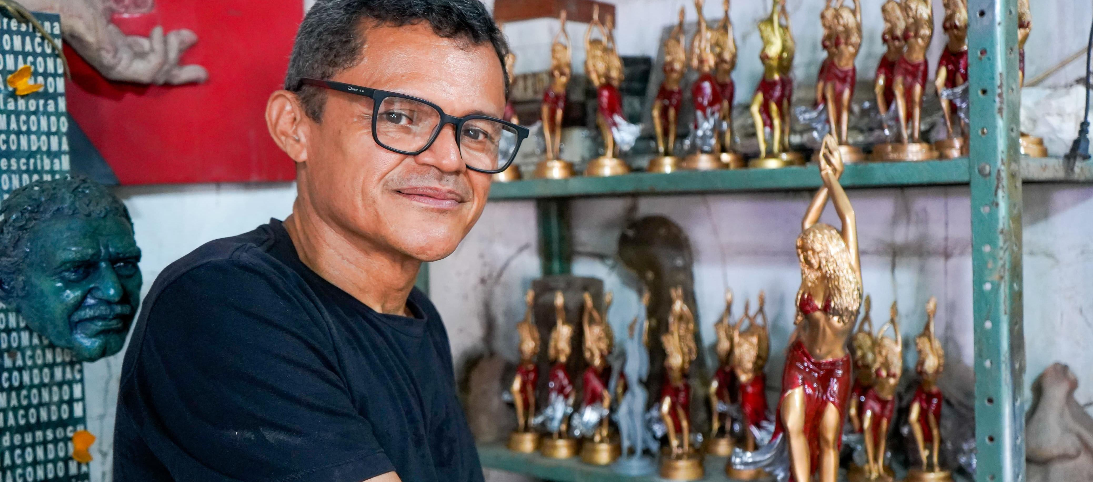 Yino Márquez, escultor barranquillero.