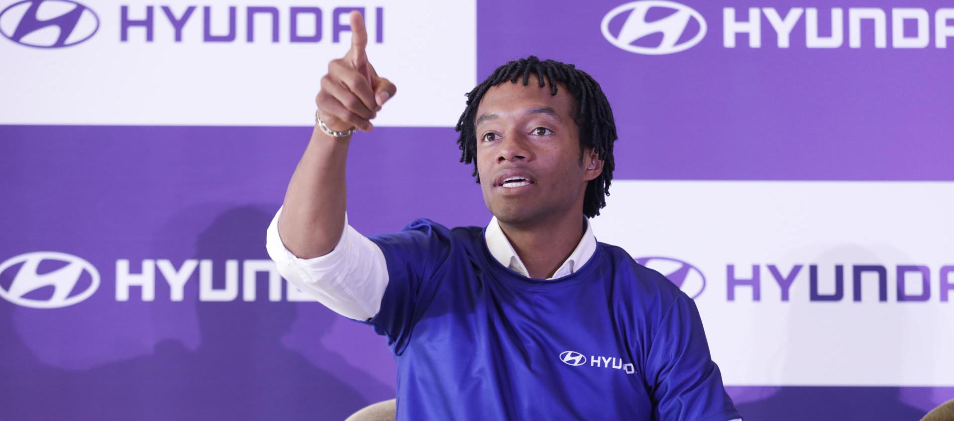 Juan Guillermo Cuadrado en un evento comercial.