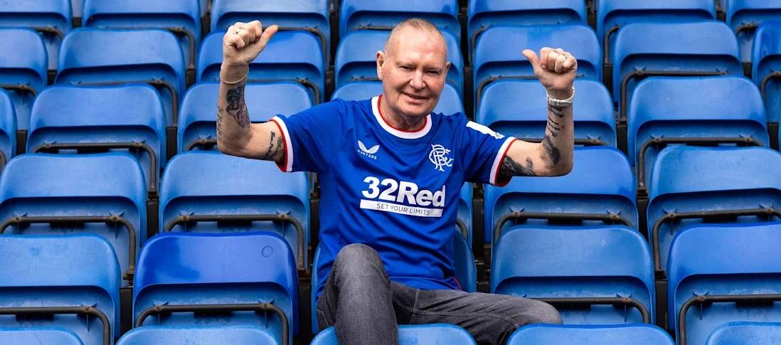 Desde su época de futbolista, Gascoigne ha tenido problemas de alcoholismo y depresión.