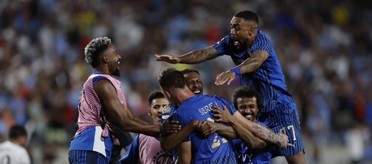 Jugadores del Al Hilal celebran su victoria sobre el Manchester City.