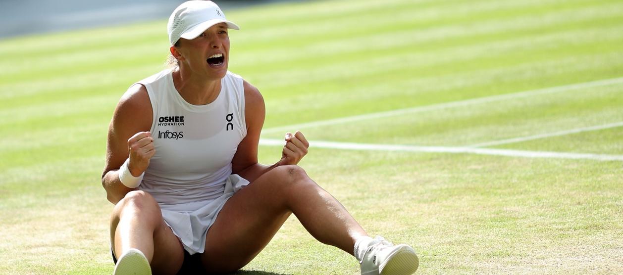 La polaca Iga Swiatek festeja tras su triunfo sobre la estadounidense  Amanda Anisimova.