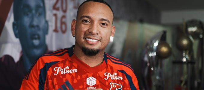 Jarlan Barrera luciendo la camiseta del Medellín. 