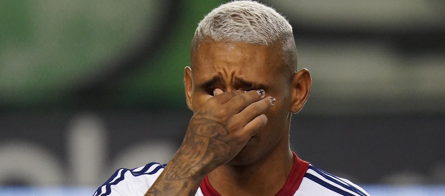 El llanto de Jermein Peña durante los actos protocolarios del partido entre Cali y Junior.