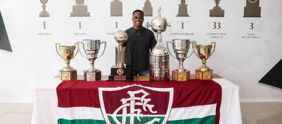 Jhon Arias junto a los trofeos conquistados por Fluminense. 