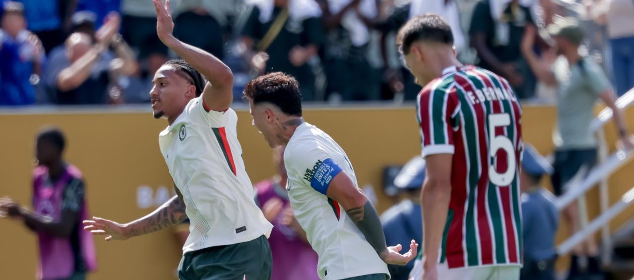 El brasileño Joao Pedro celebra el segundo gol del Chelsea ante Fluminense.