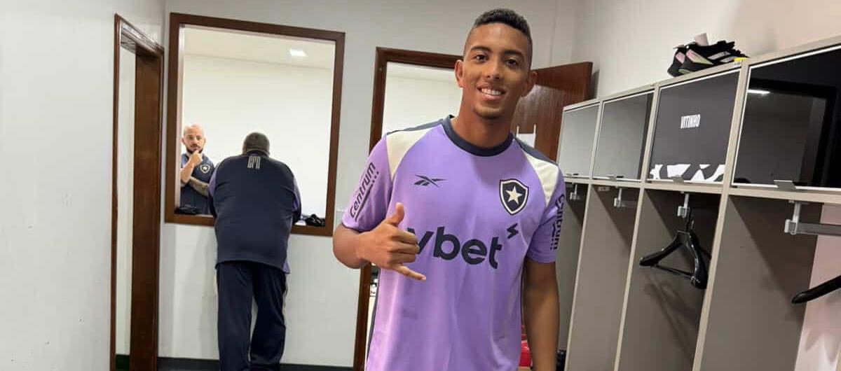 Jordan Barrera con la indumentaria de entrenamiento del Botafogo. 