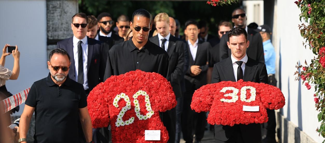 Los jugadores del Liverpool, Virgil Van Dijk y Andrew Robertson, portan ofrendas florales en tributo a Diogo Jota y su hermano André Silva.