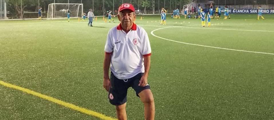 Jesús 'Kike' Montero trabaja con su escuela en la cancha de fútbol de San Isidro.