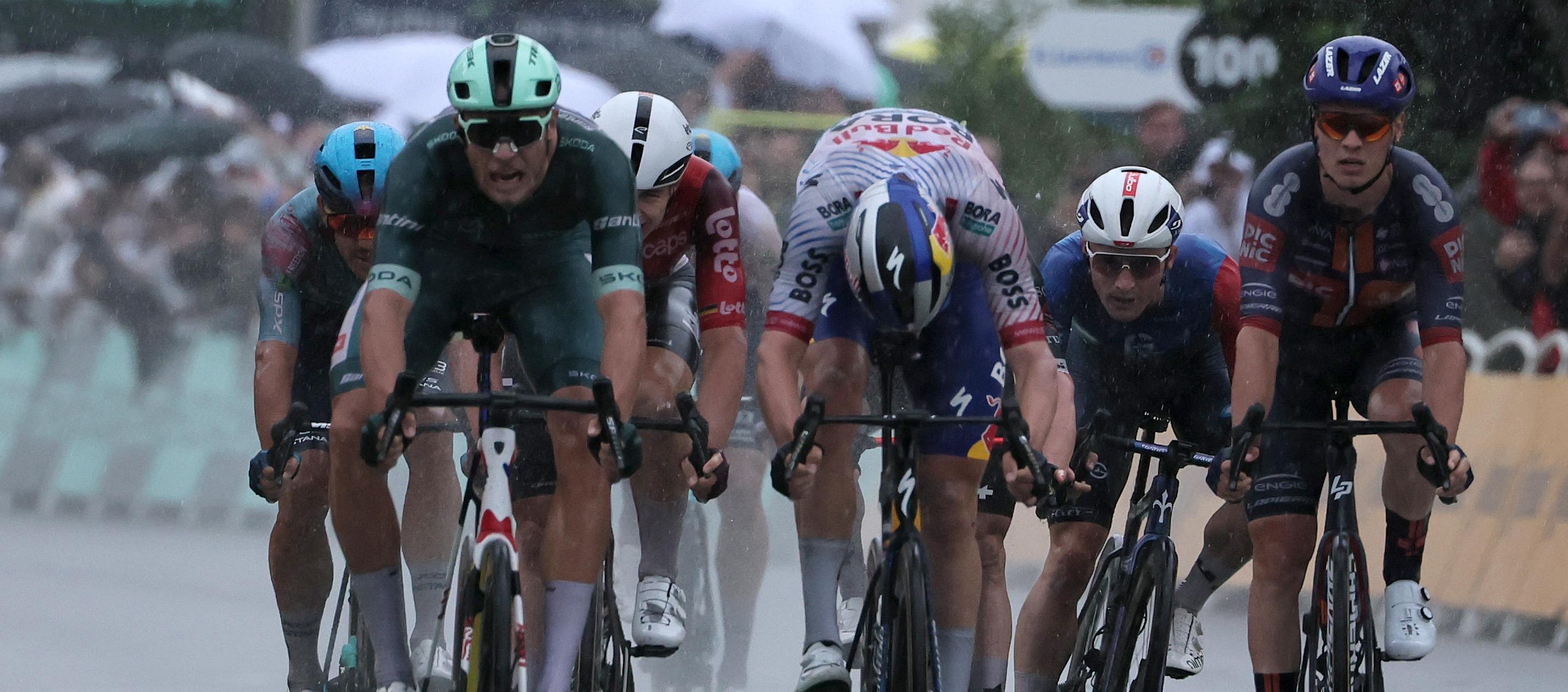 El italiano Jonathan Milan (izquierda) vence en el esprint al belga Jordi Meeus. 