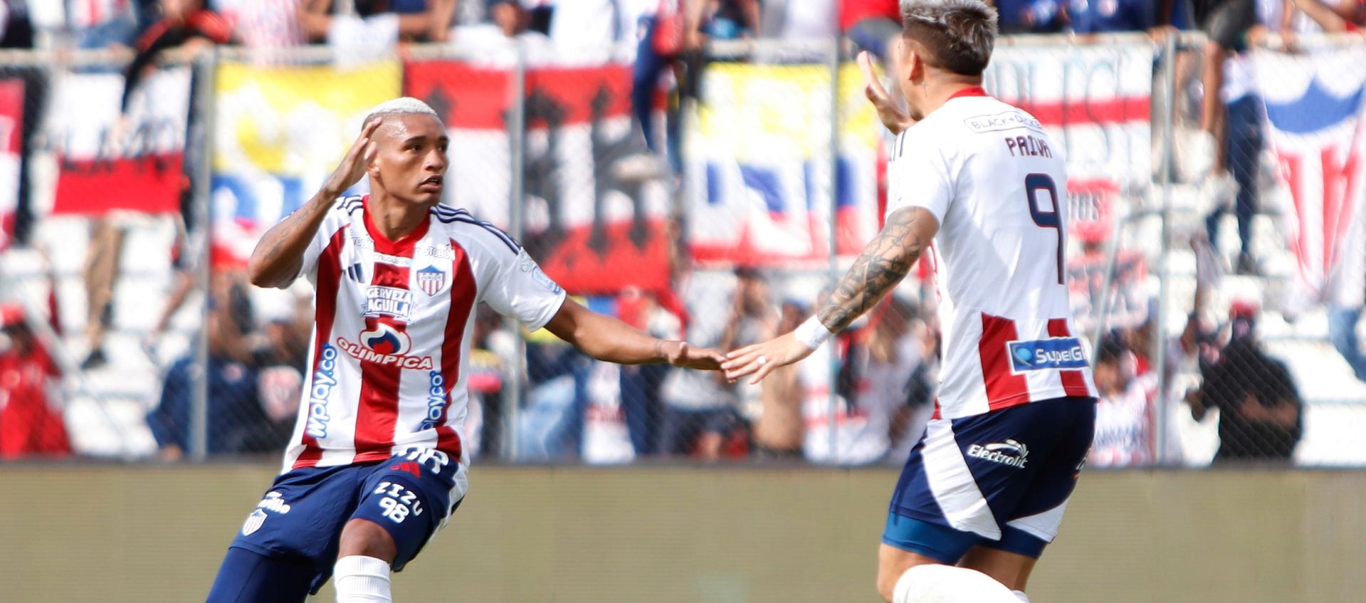 Jermein Peña y Guillermo Paiva celebran el primer gol del Junior. 