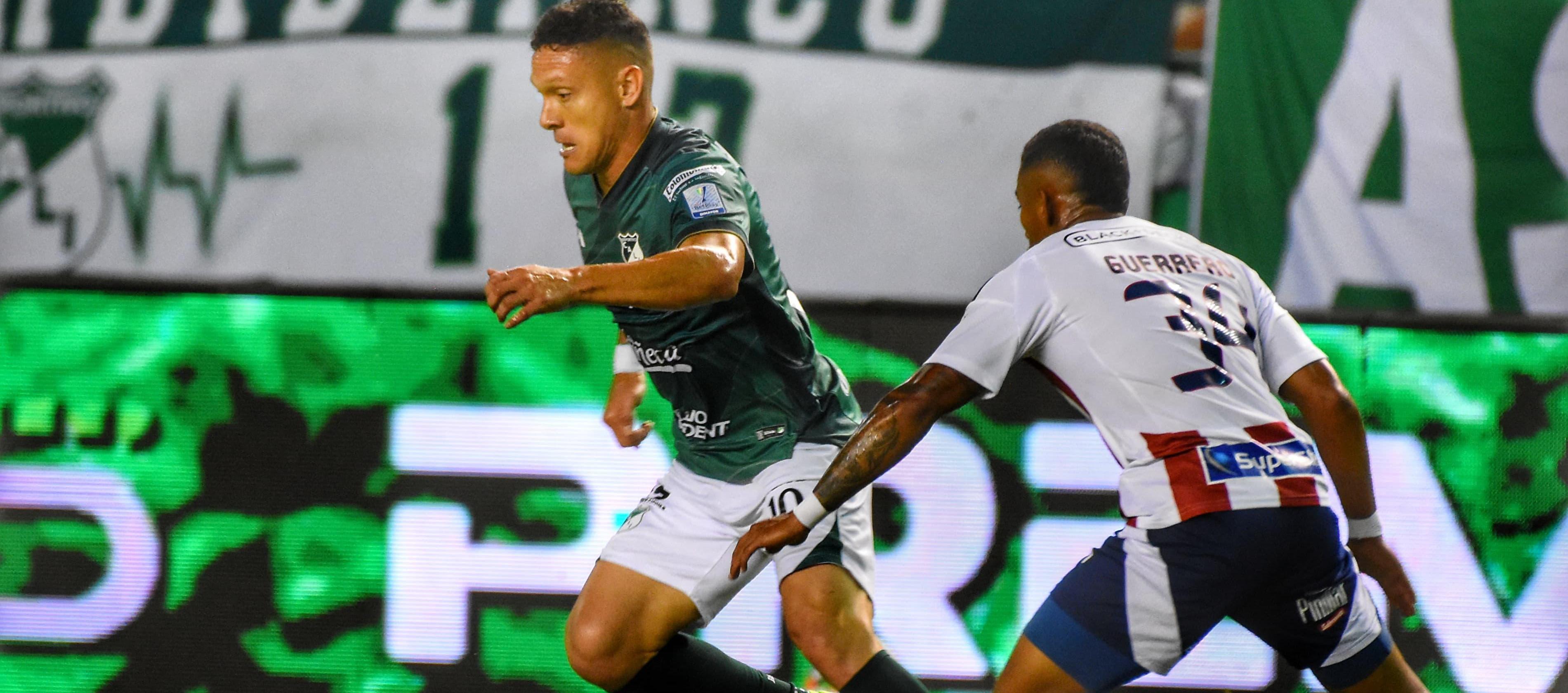 Javier Reina domina la pelota ante la marca de Jhomier Guerrero. 