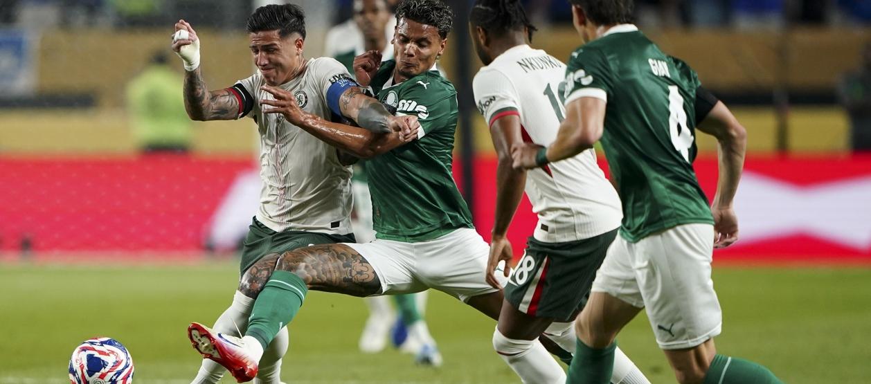 El colombiano Richard Ríos disputa la pelota con el argentino Enzo Fernández. 